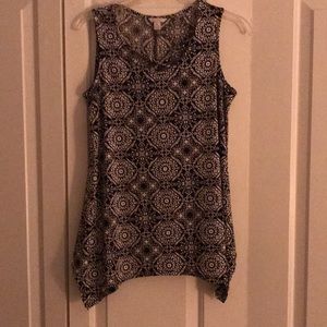 Ladies sleeveless top. Polyester and spandex.